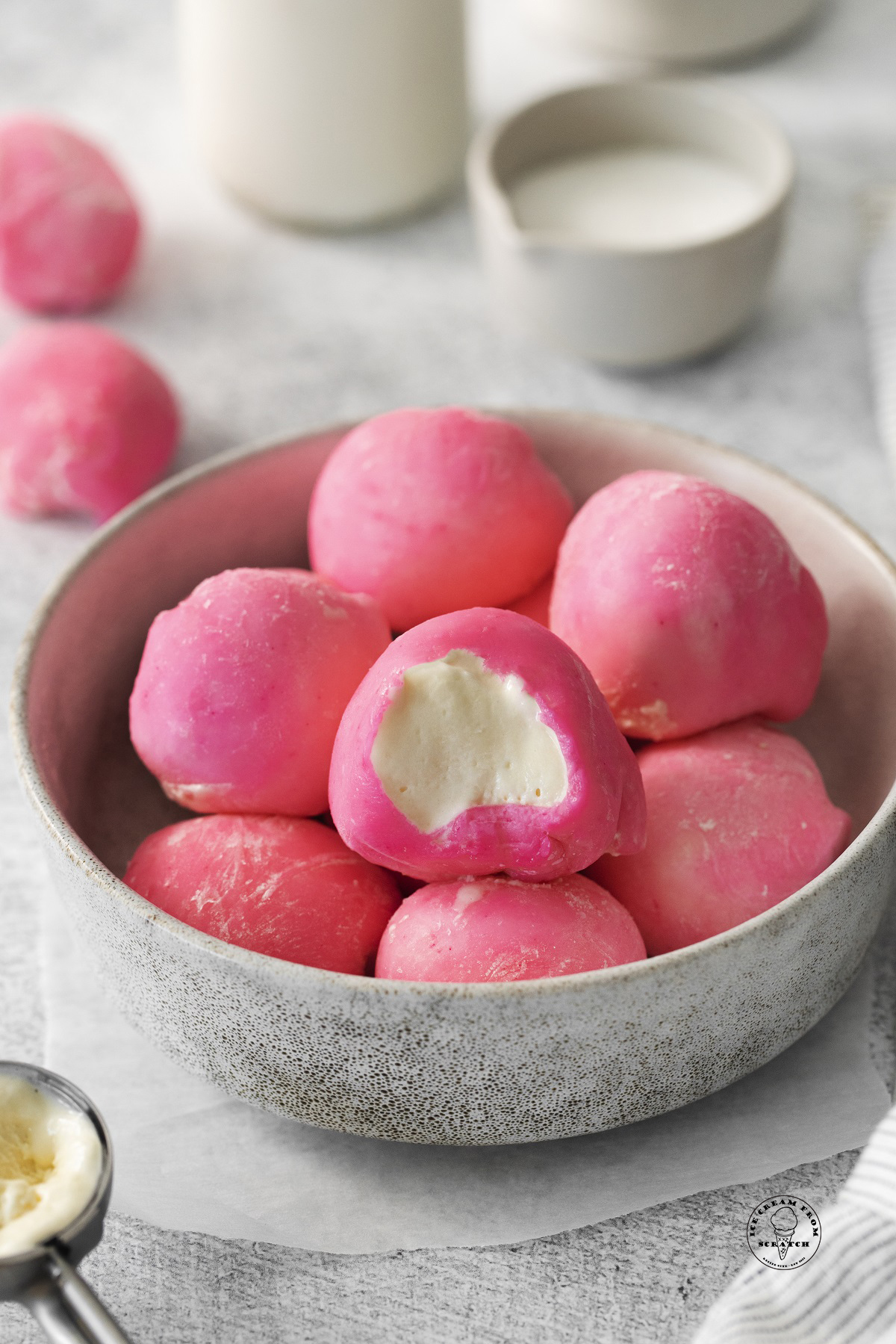 Mochis glacés roses fourrés glace vanille