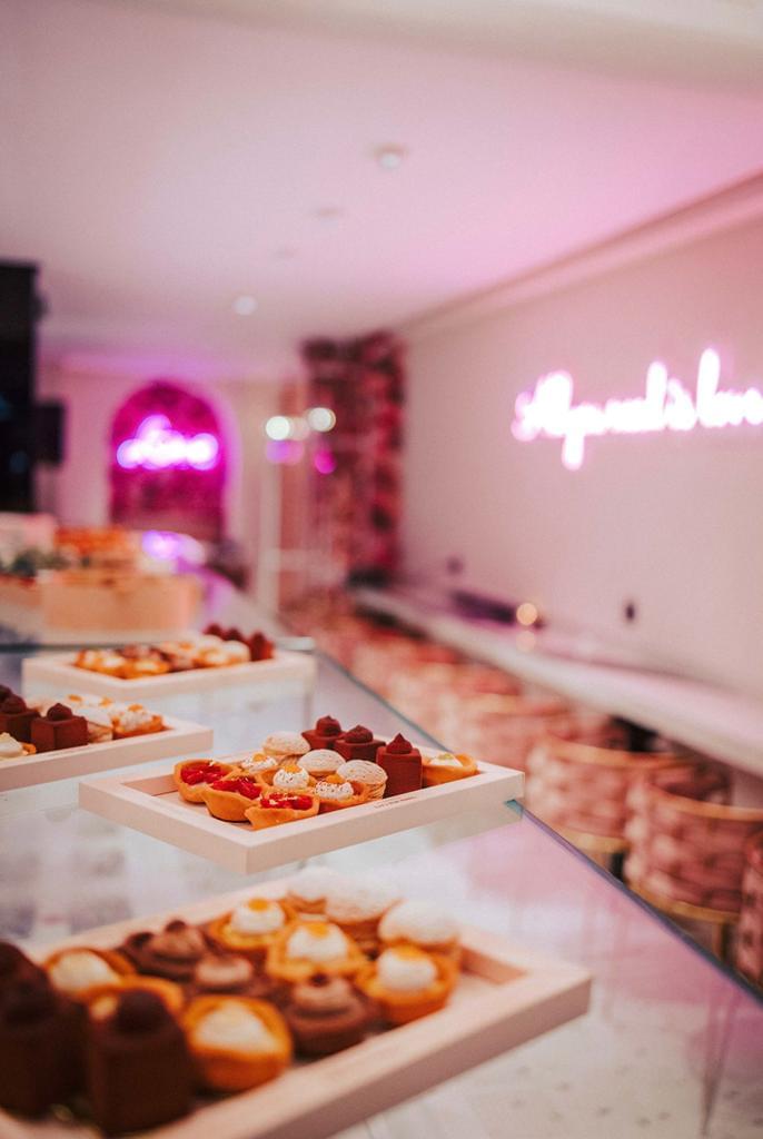 Vitrine pâtisseries — tartelettes, mochis, mini-gâteaux