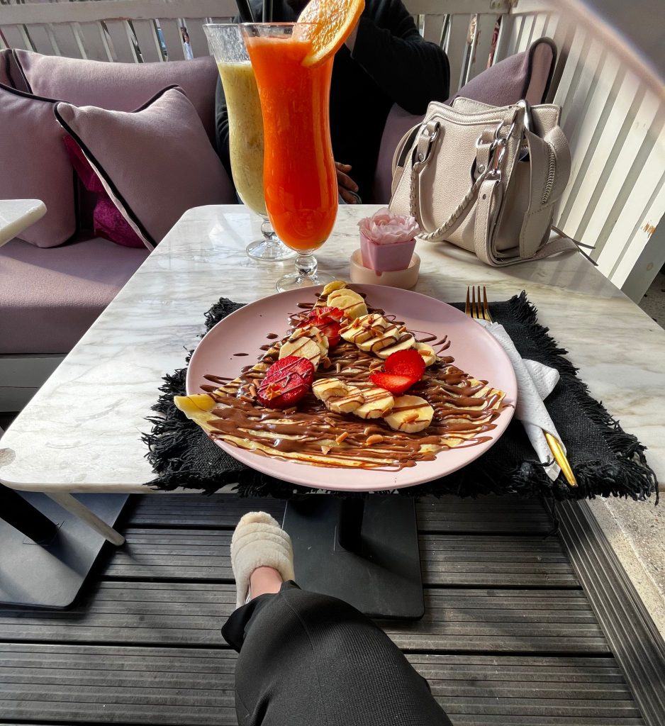 Crêpe aux fraises et jus d'orange frais