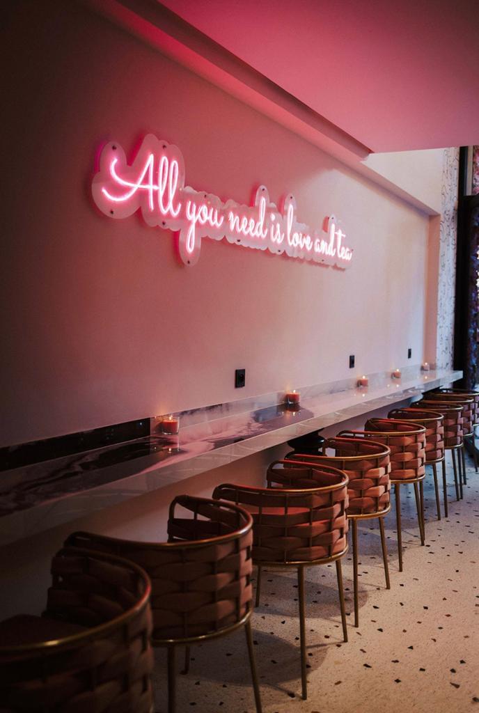 Comptoir bar avec néon All you need is love and tea
