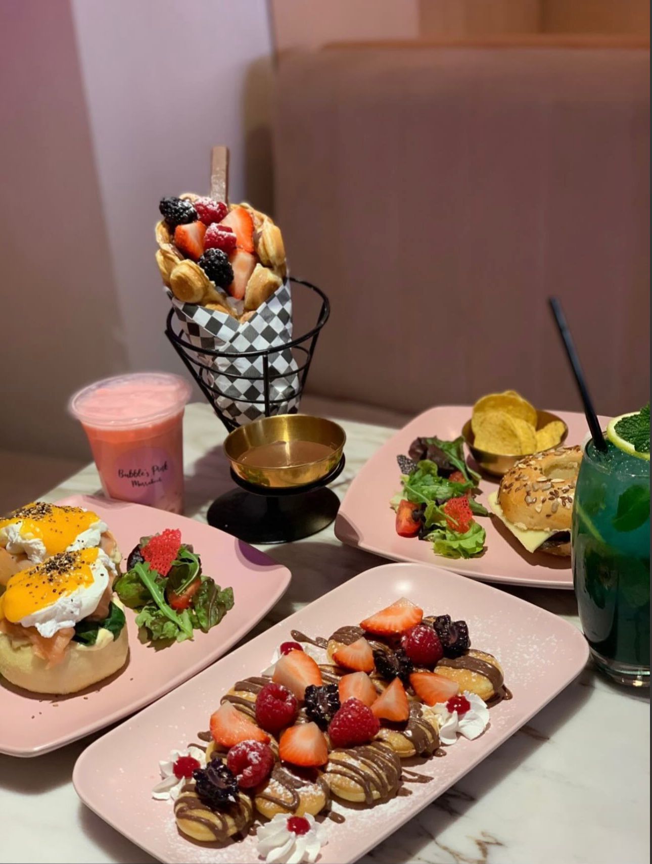 Brunch complet — bubble waffle aux fruits, œufs Bénédicte, mini pancakes Nutella, bagel