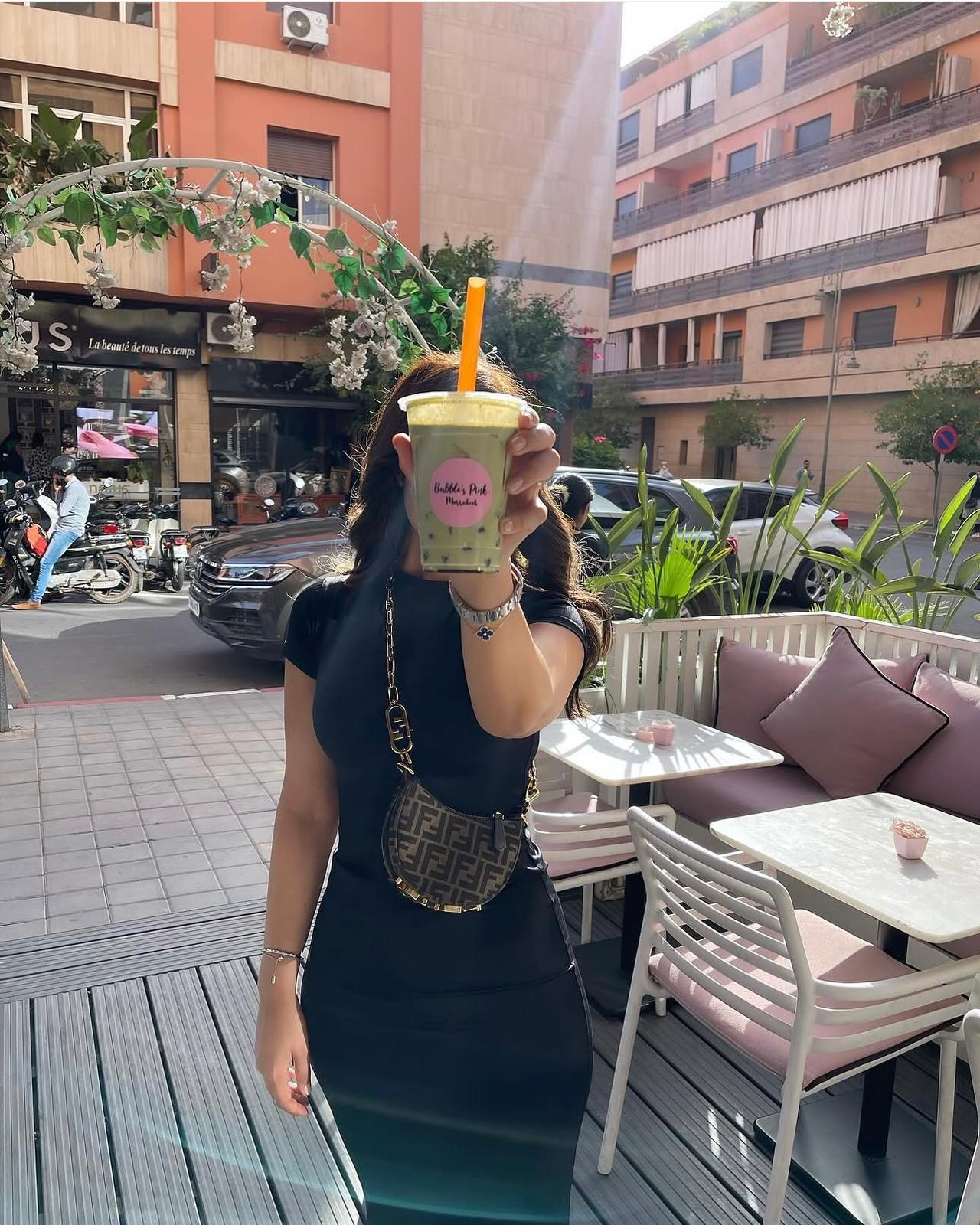 Bubble tea matcha en terrasse à Gueliz