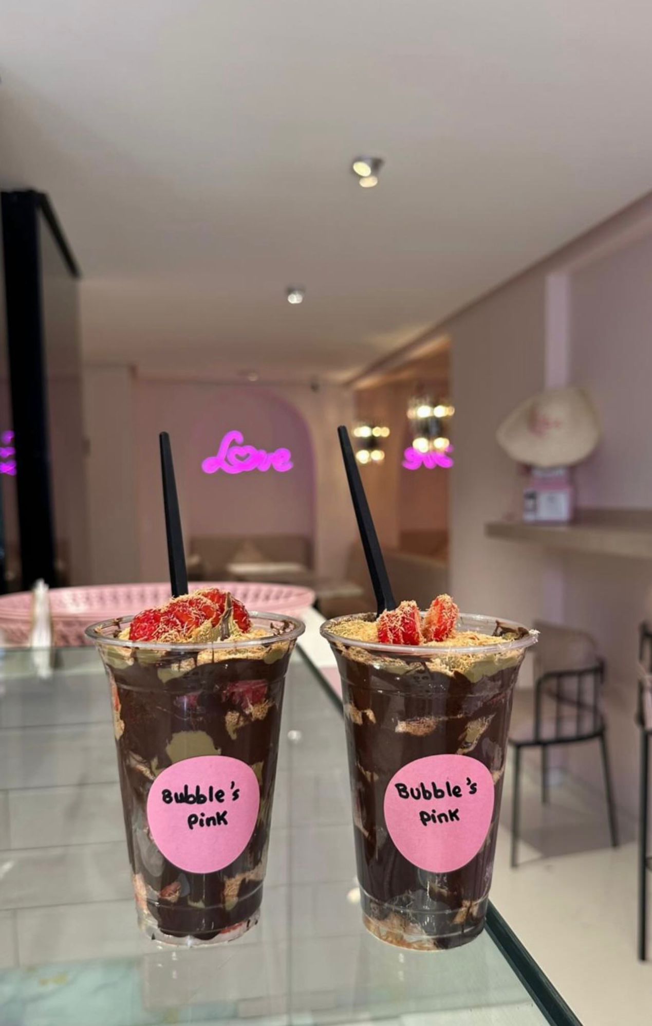 Duo de coupes Bubble's Pink — chocolat fondant, kataifi et fraises devant le néon Love
