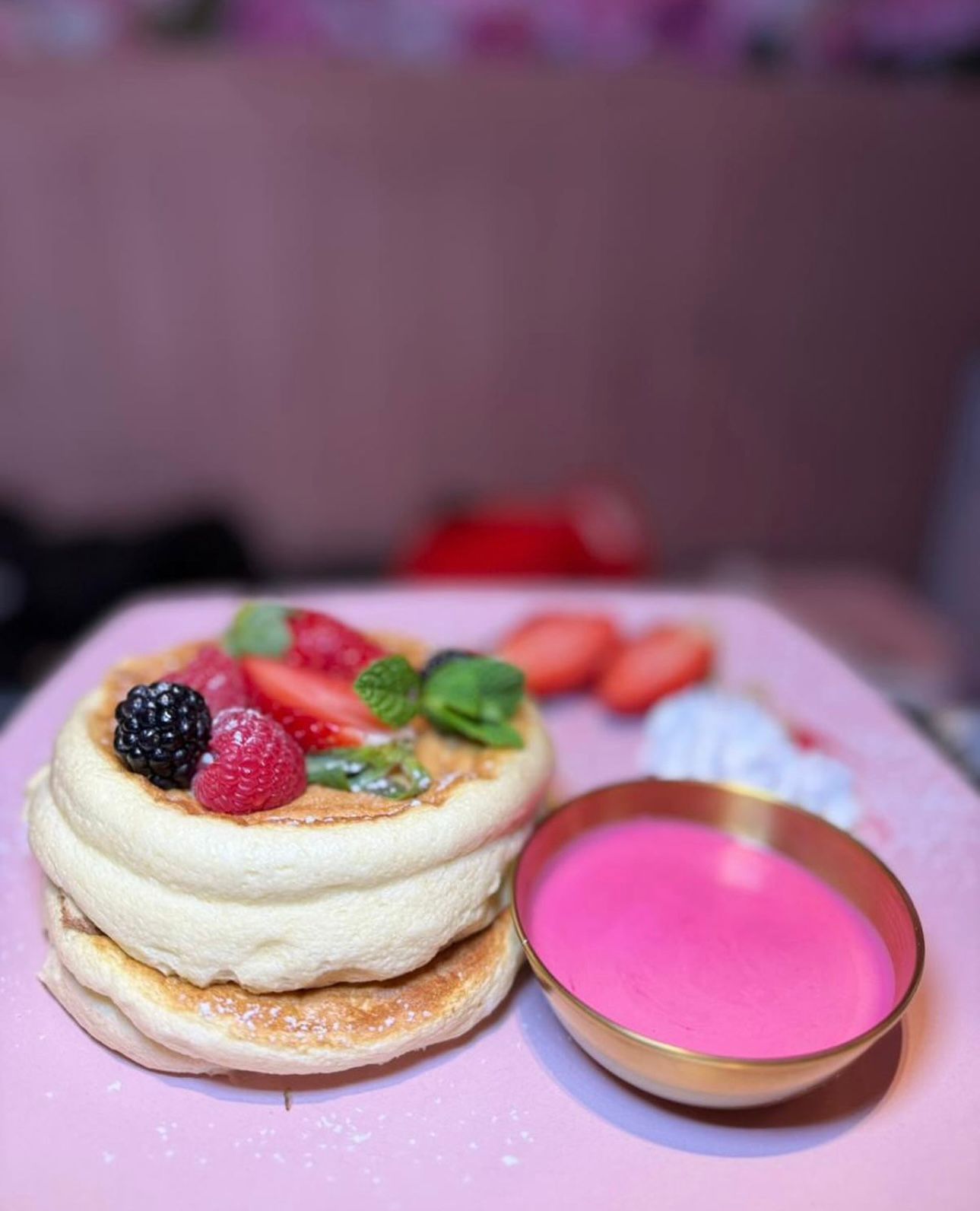 Fluffy pancakes aux fruits rouges et coulis rose