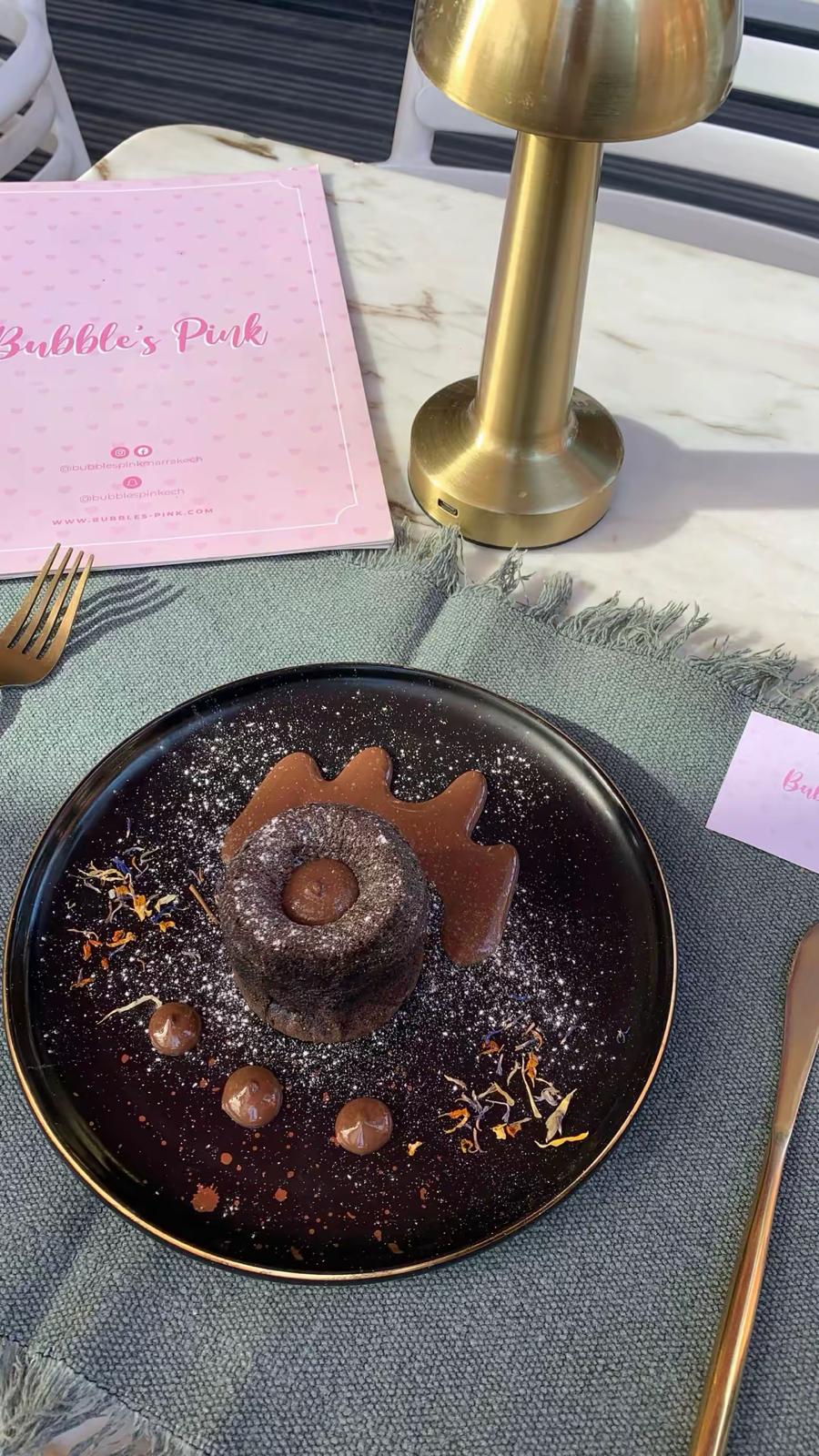Mi-cuit chocolat coulis — assiette signature Bubble's Pink en terrasse