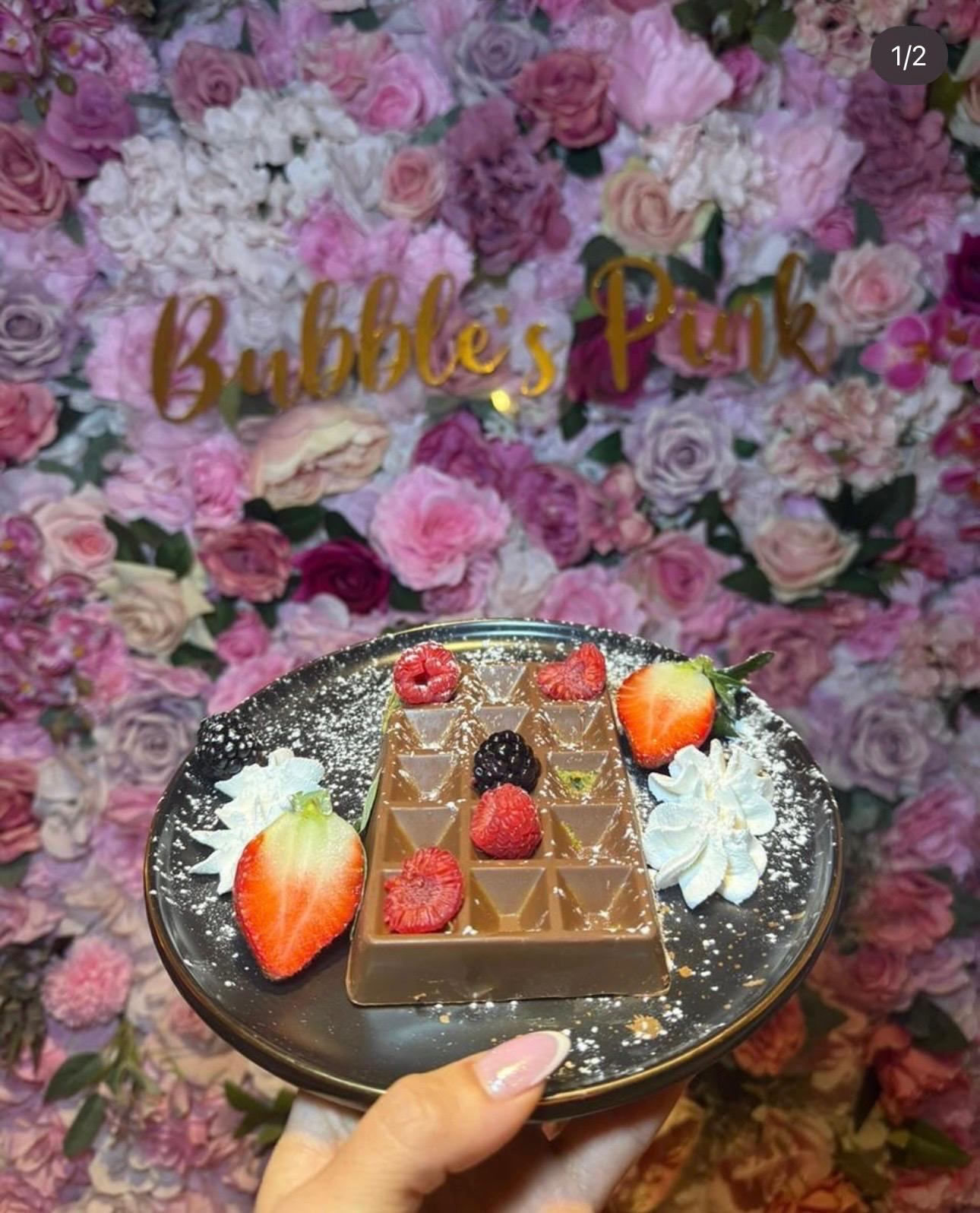Mini-gaufre chocolat fruits rouges devant le mur de roses Bubble's Pink