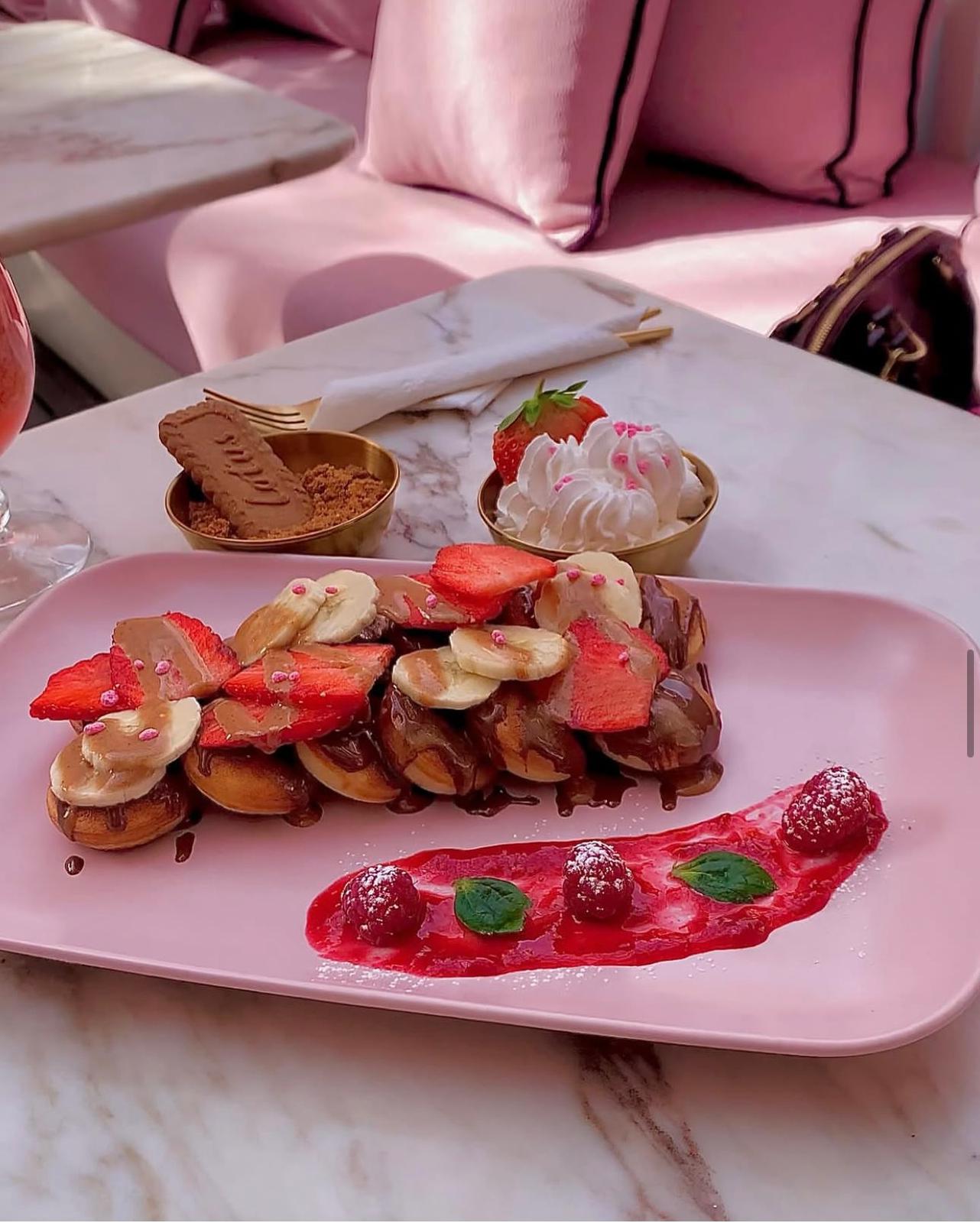 Mini-pancakes Bubble's Pink — bananes, fraises, sauce Nutella et coulis framboise