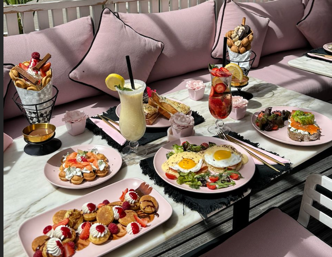 Brunch complet — pancakes, œufs, cocktails