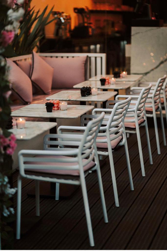 Terrasse tables marbre chaises blanches